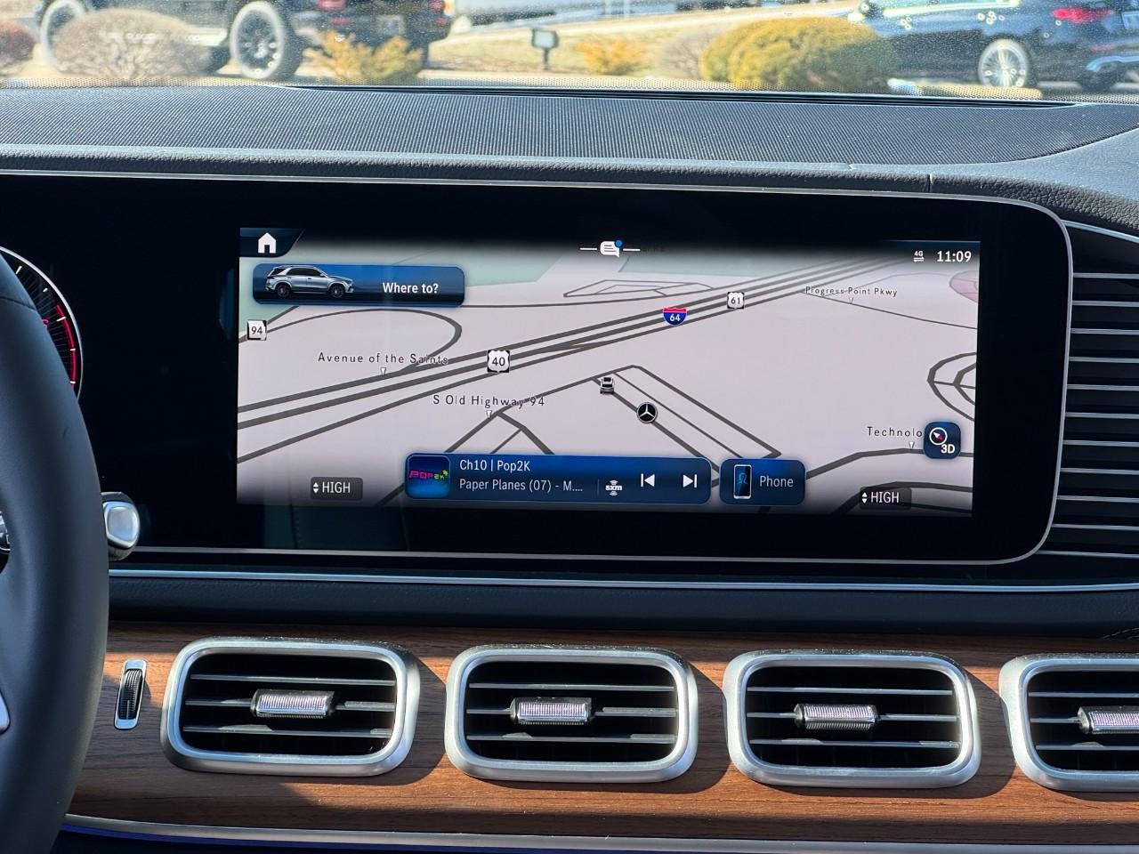 Mercedes-Benz GLE Vehicle Full-screen Gallery Image 14