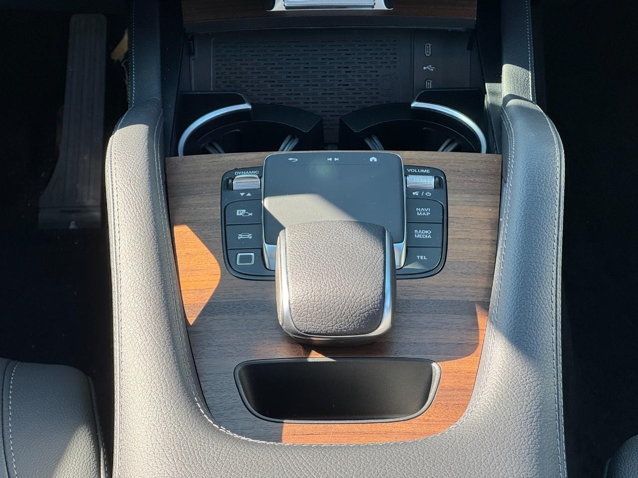 Mercedes-Benz GLE Vehicle Full-screen Gallery Image 16