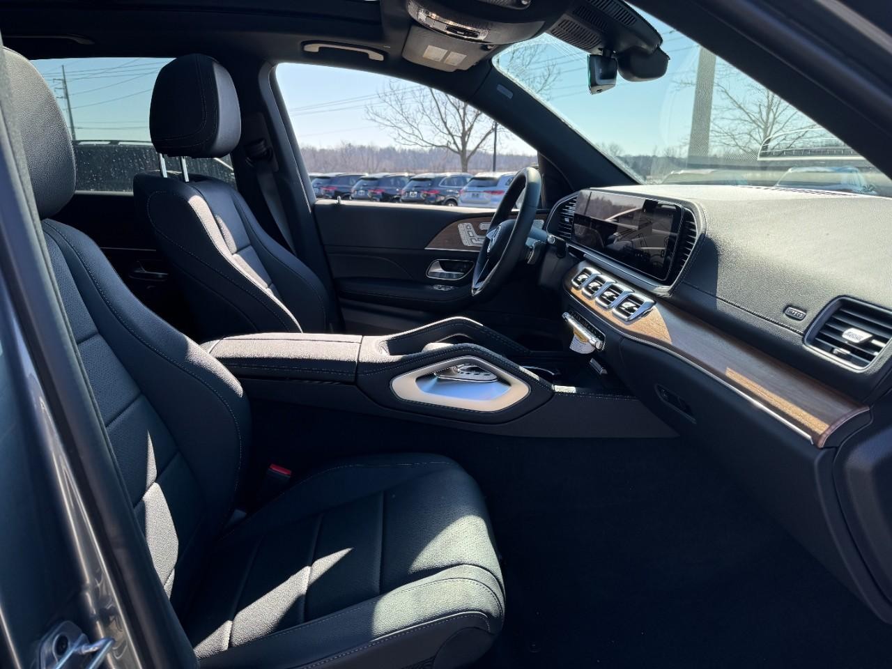 Mercedes-Benz GLE Vehicle Full-screen Gallery Image 18