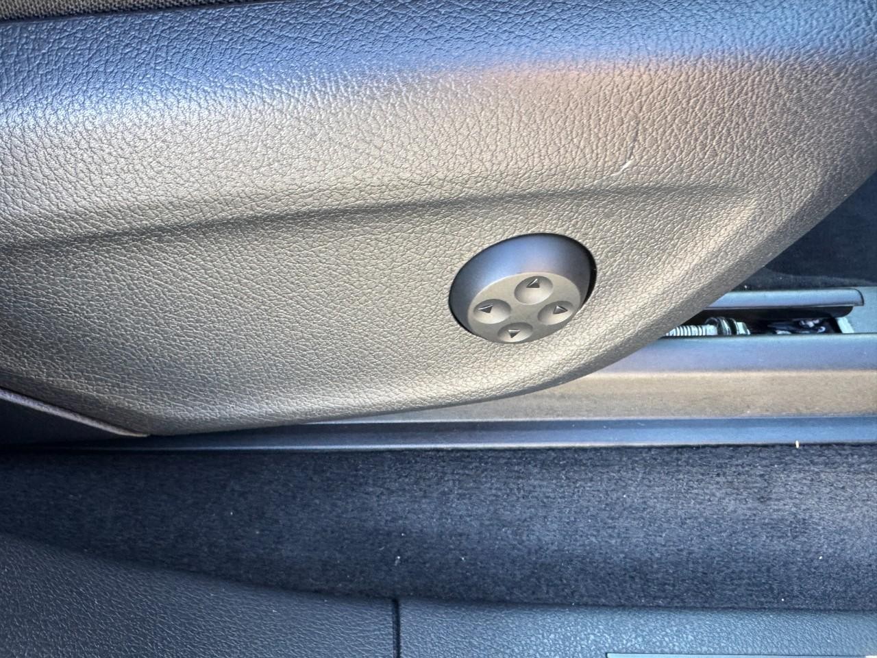 Mercedes-Benz GLE Vehicle Full-screen Gallery Image 20