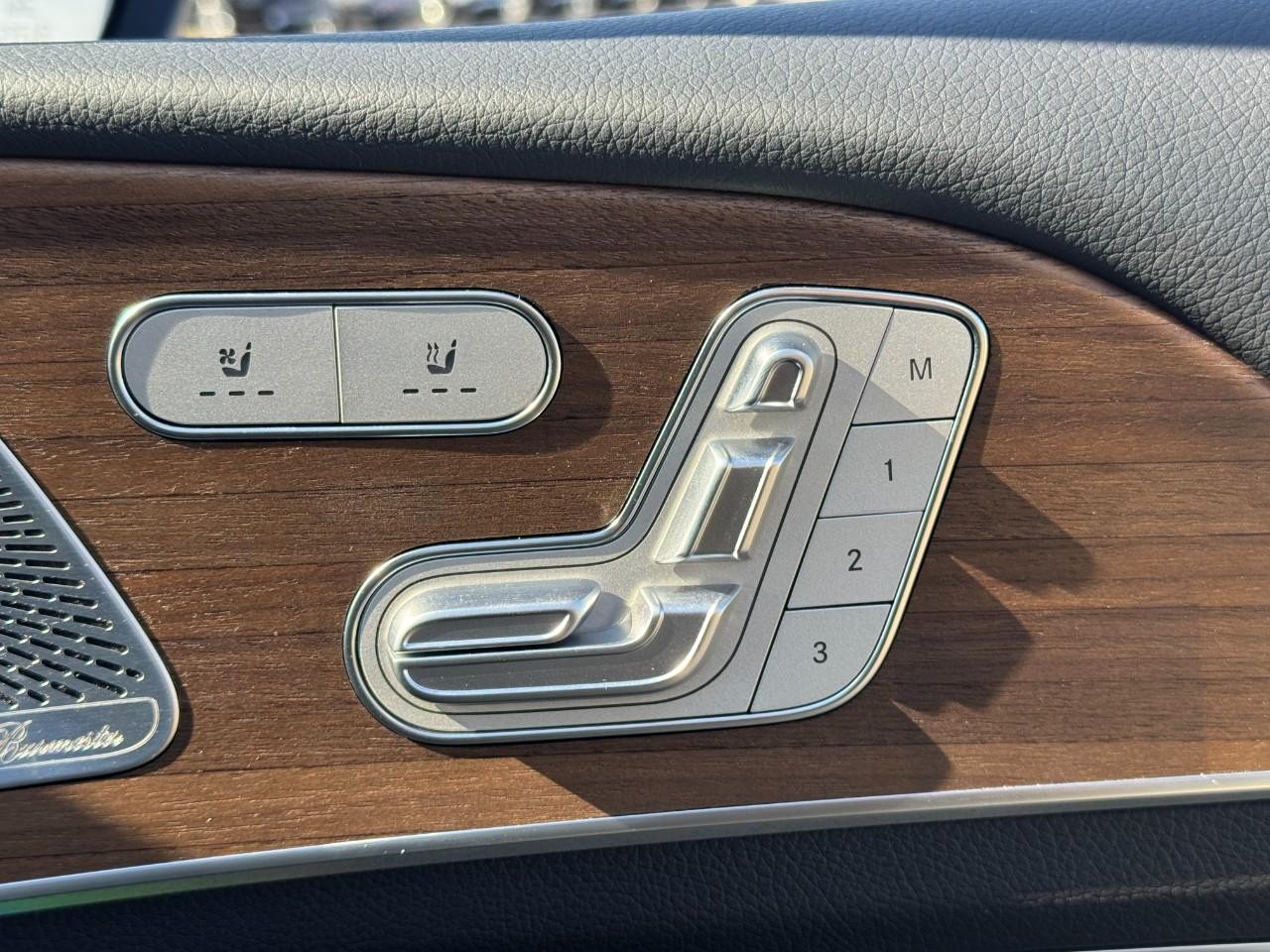 Mercedes-Benz GLE Vehicle Full-screen Gallery Image 21