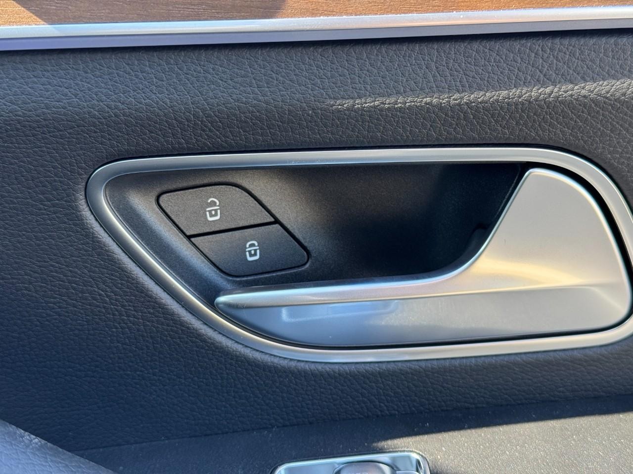 Mercedes-Benz GLE Vehicle Full-screen Gallery Image 22