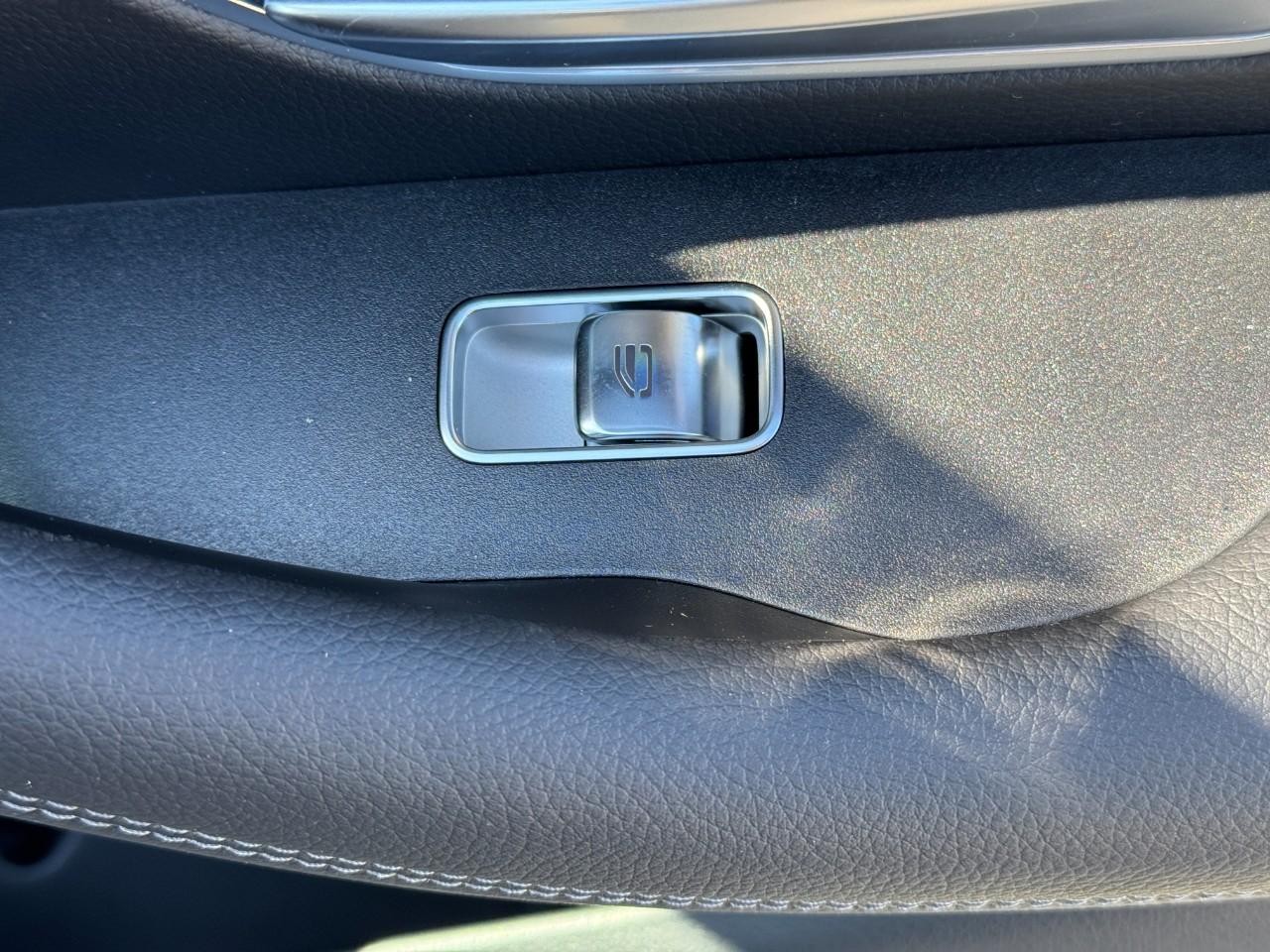 Mercedes-Benz GLE Vehicle Full-screen Gallery Image 23