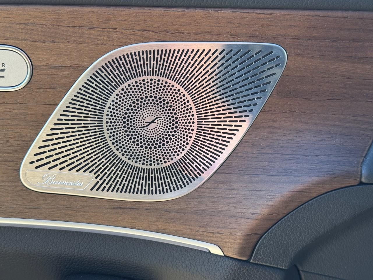 Mercedes-Benz GLE Vehicle Full-screen Gallery Image 24