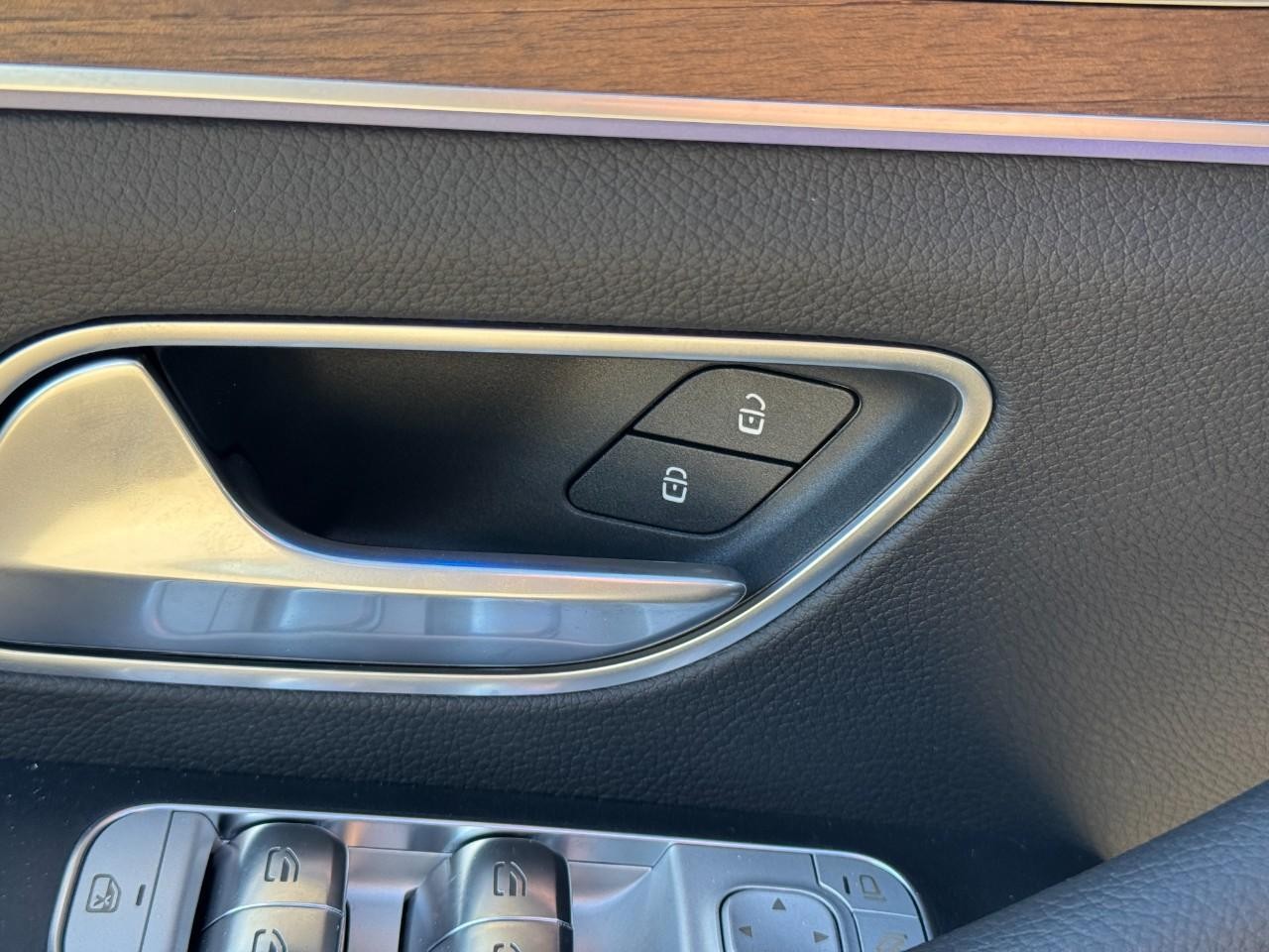 Mercedes-Benz GLE Vehicle Full-screen Gallery Image 26