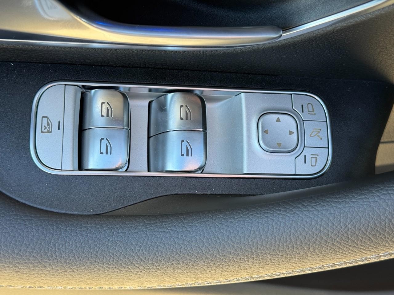 Mercedes-Benz GLE Vehicle Full-screen Gallery Image 27