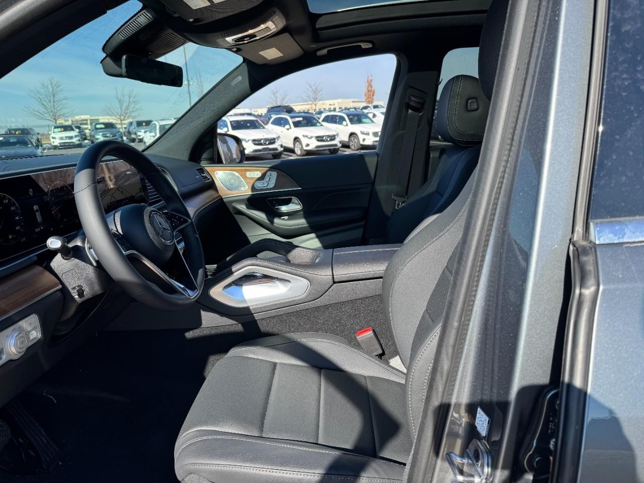 Mercedes-Benz GLE Vehicle Full-screen Gallery Image 29