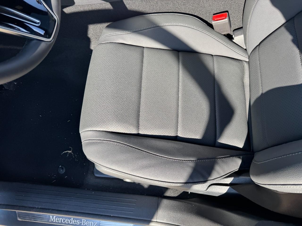 Mercedes-Benz GLE Vehicle Full-screen Gallery Image 30