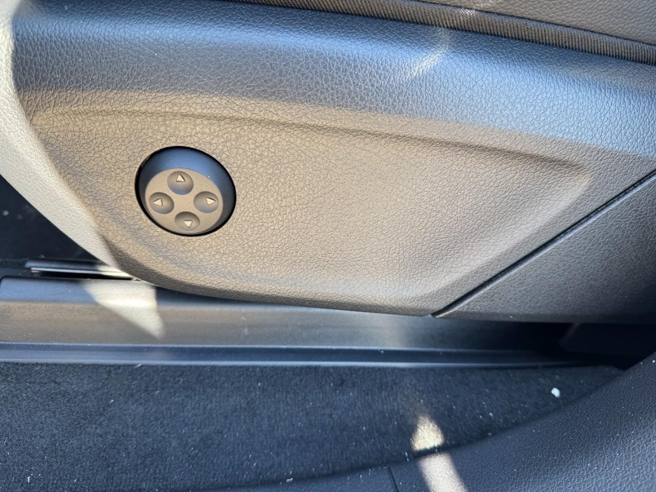 Mercedes-Benz GLE Vehicle Full-screen Gallery Image 31