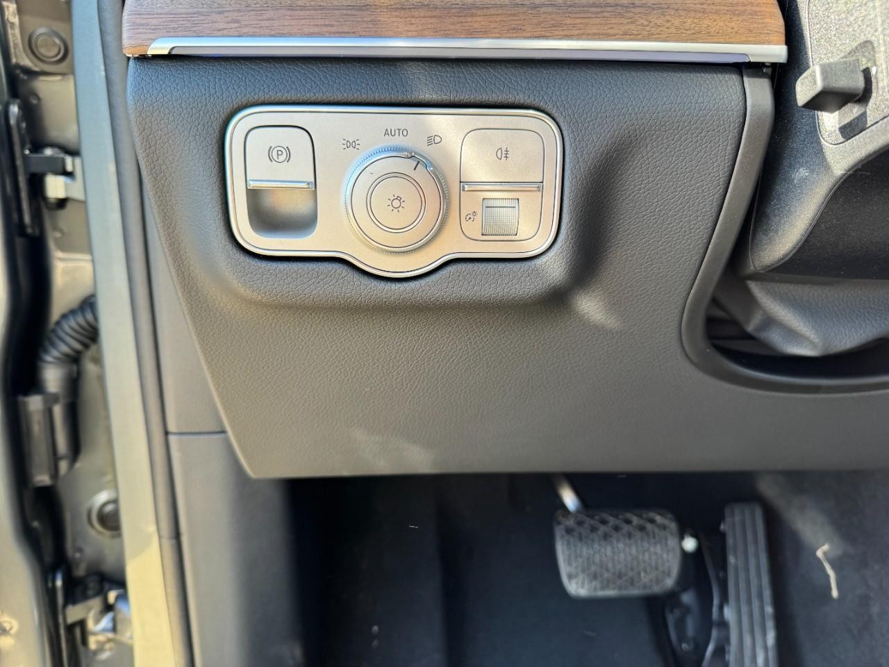 Mercedes-Benz GLE Vehicle Full-screen Gallery Image 32