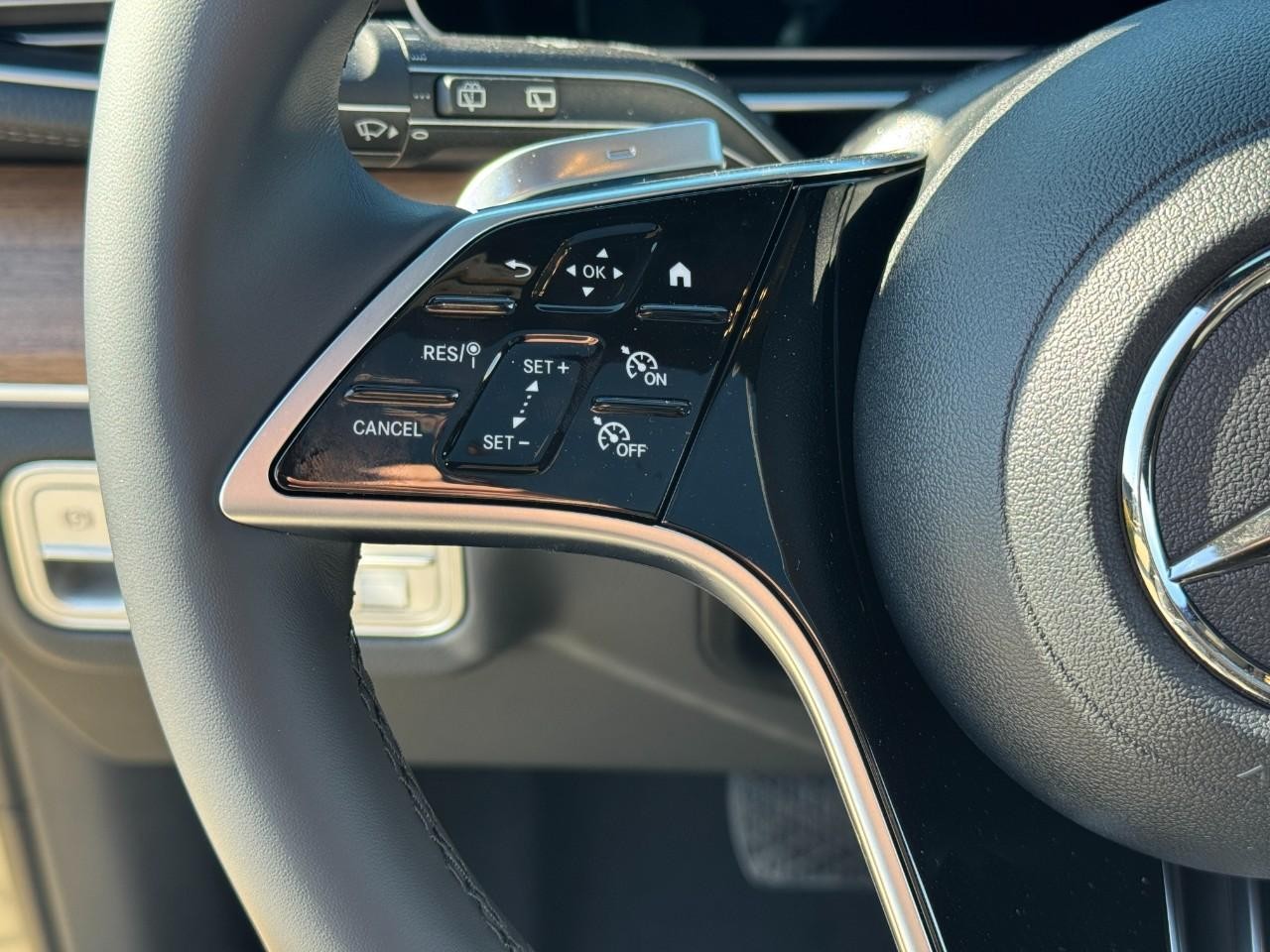 Mercedes-Benz GLE Vehicle Full-screen Gallery Image 33