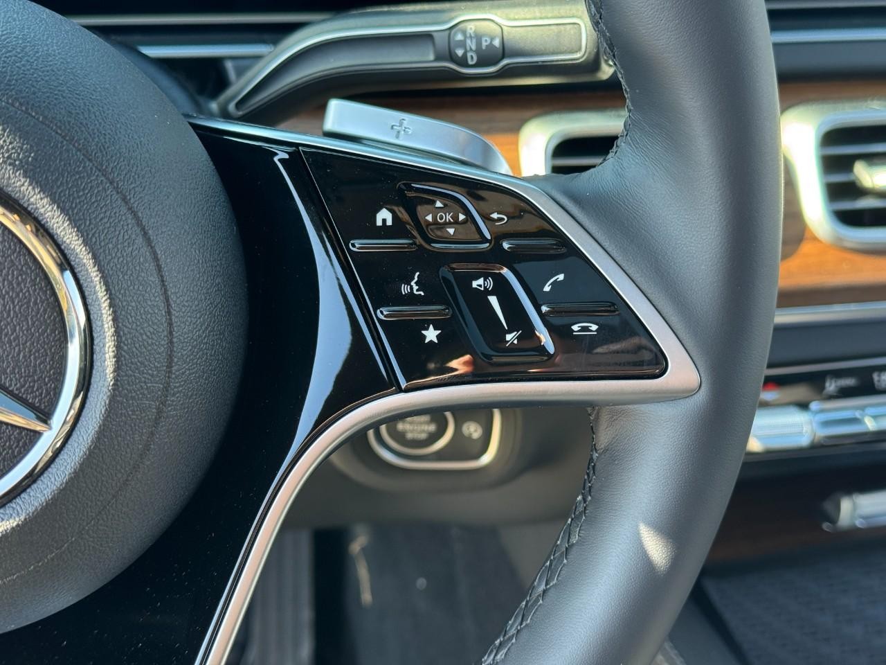 Mercedes-Benz GLE Vehicle Full-screen Gallery Image 34