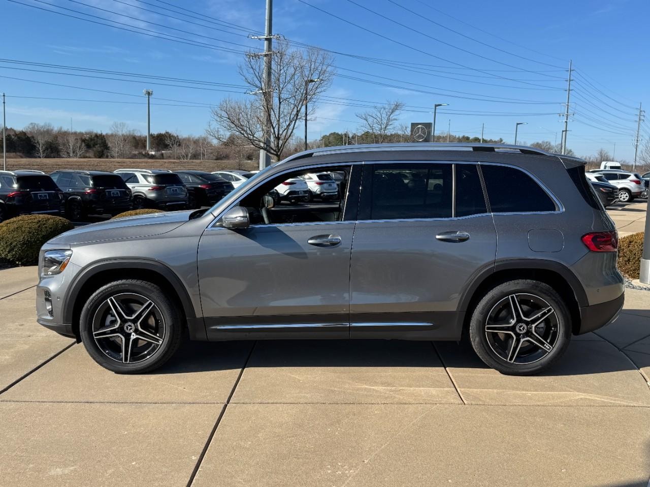 Mercedes-Benz GLB Vehicle Full-screen Gallery Image 2