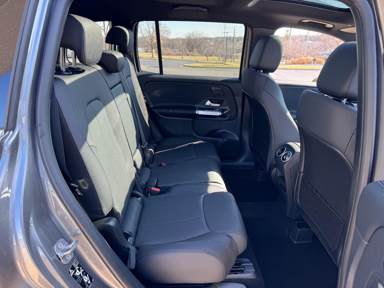 Mercedes-Benz GLB Vehicle Full-screen Gallery Image 10