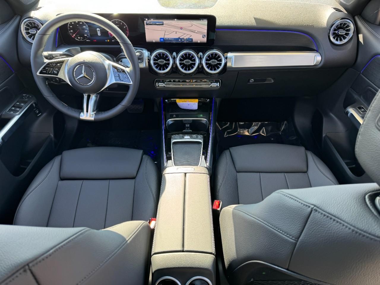 Mercedes-Benz GLB Vehicle Full-screen Gallery Image 11