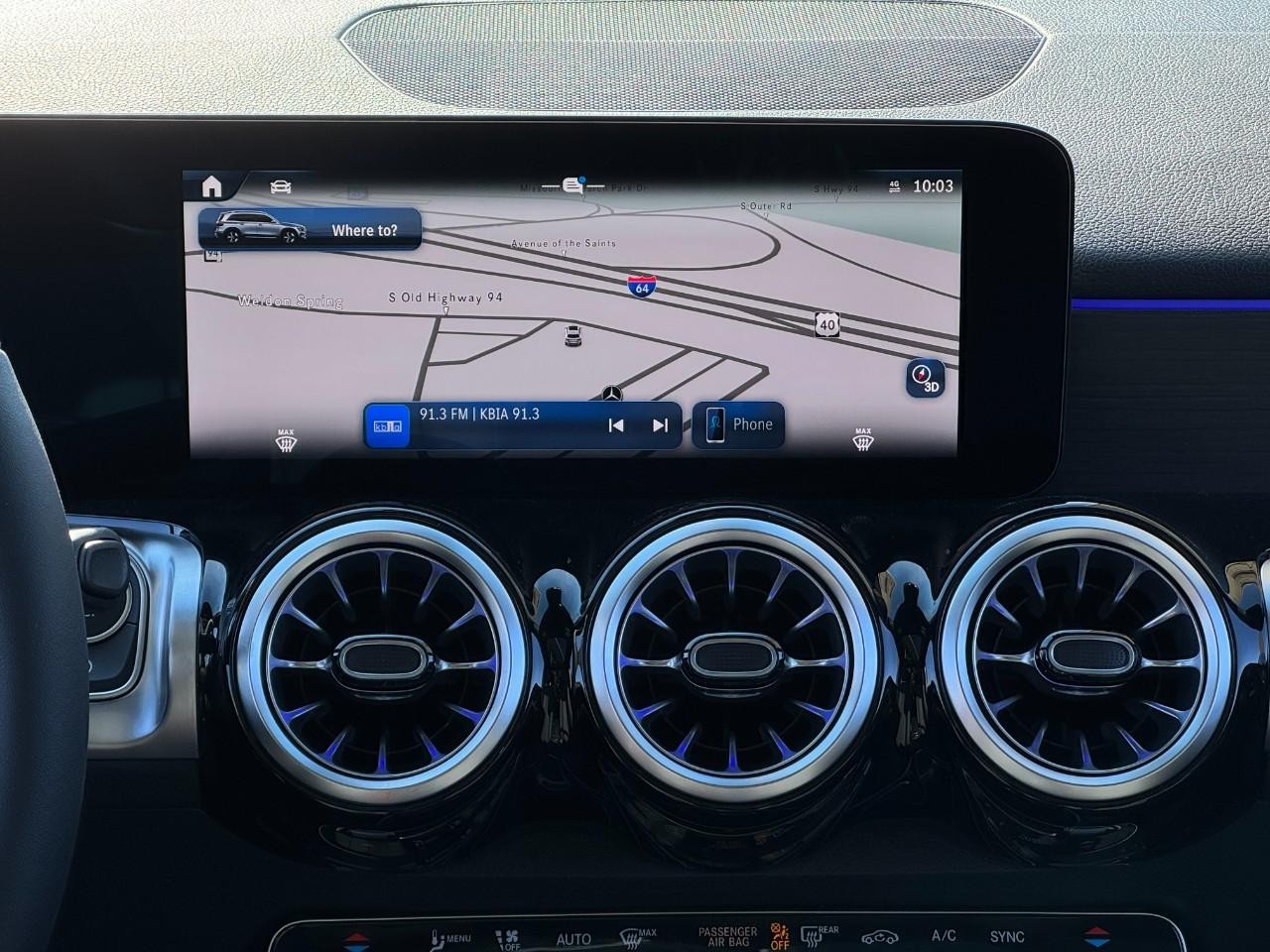 Mercedes-Benz GLB Vehicle Full-screen Gallery Image 13