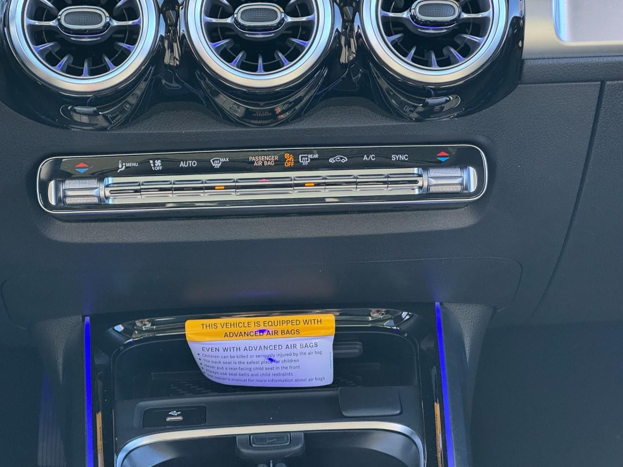 Mercedes-Benz GLB Vehicle Full-screen Gallery Image 14