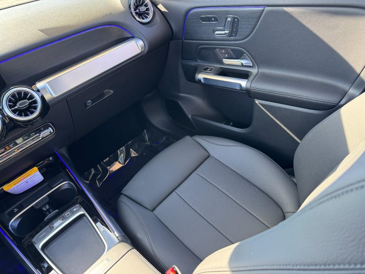 Mercedes-Benz GLB Vehicle Full-screen Gallery Image 15