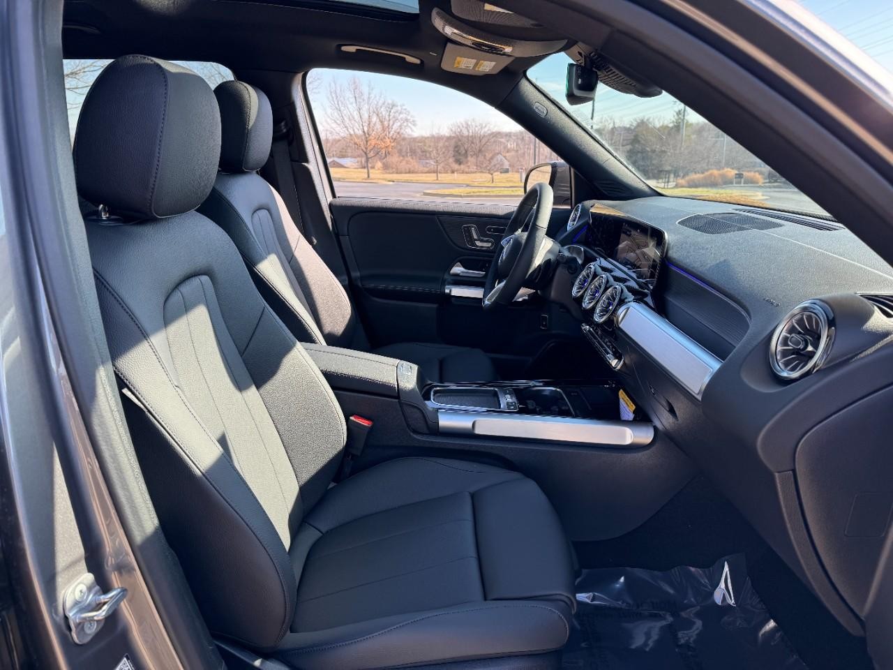 Mercedes-Benz GLB Vehicle Full-screen Gallery Image 16