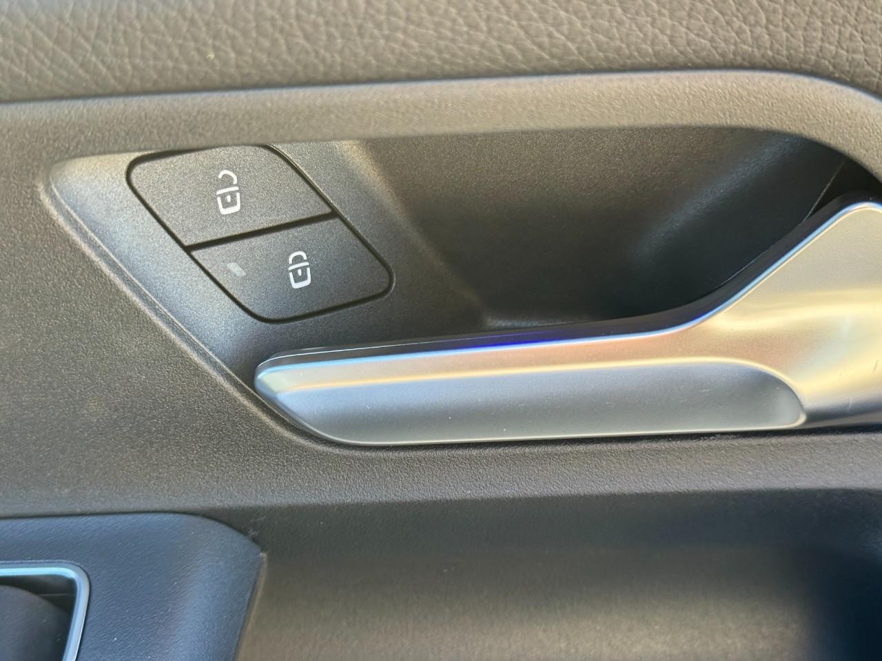 Mercedes-Benz GLB Vehicle Full-screen Gallery Image 20