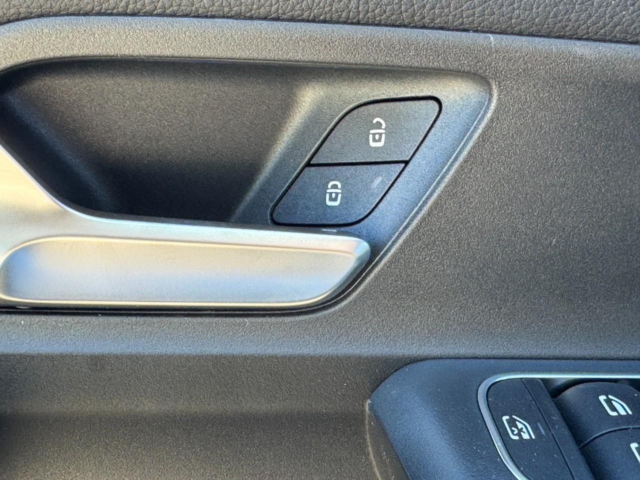 Mercedes-Benz GLB Vehicle Full-screen Gallery Image 23