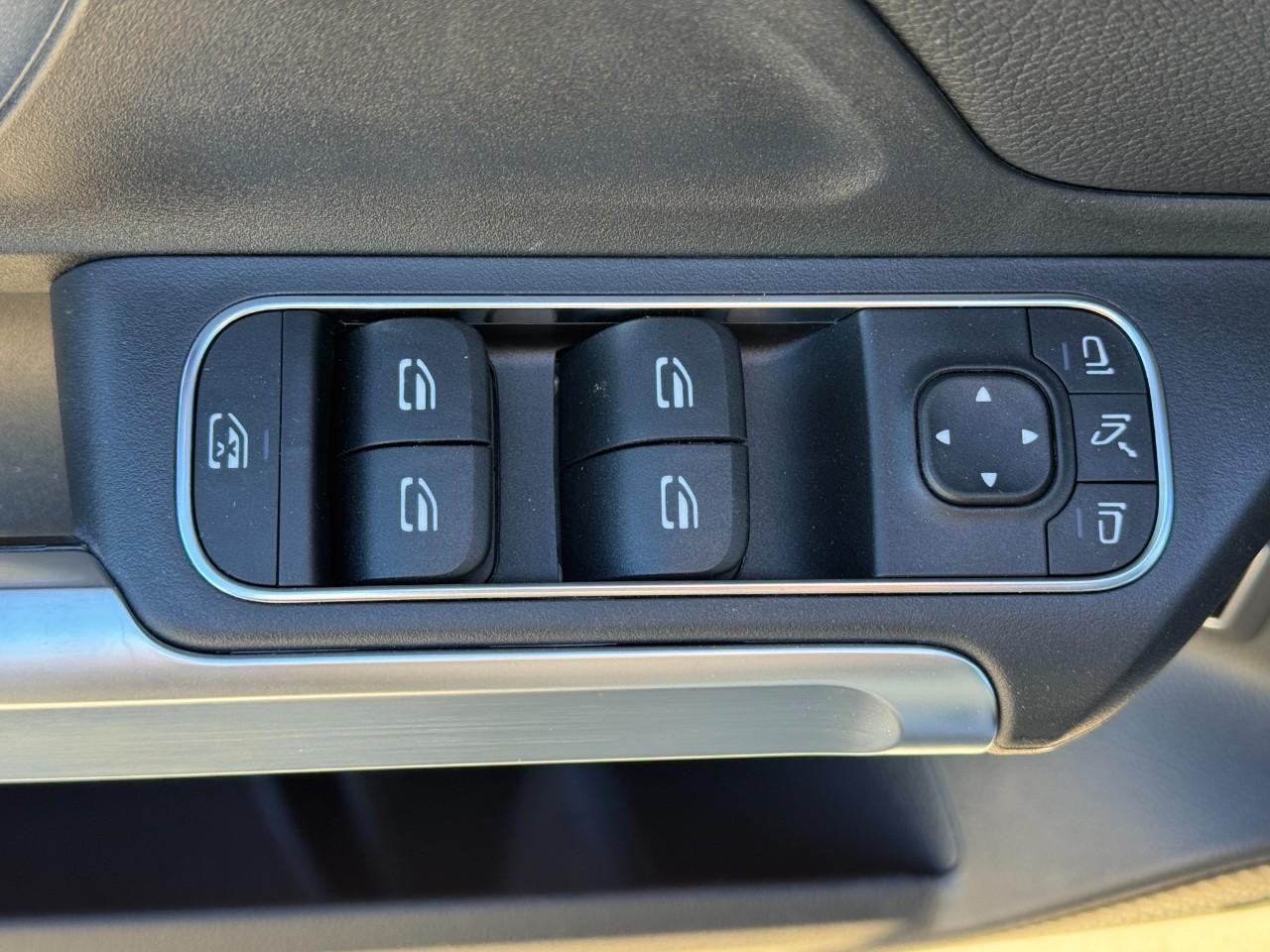 Mercedes-Benz GLB Vehicle Full-screen Gallery Image 24