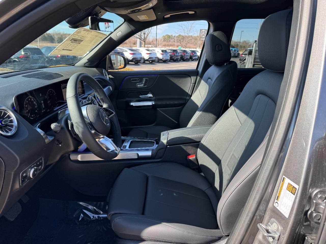 Mercedes-Benz GLB Vehicle Full-screen Gallery Image 26