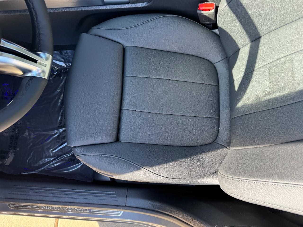 Mercedes-Benz GLB Vehicle Full-screen Gallery Image 27