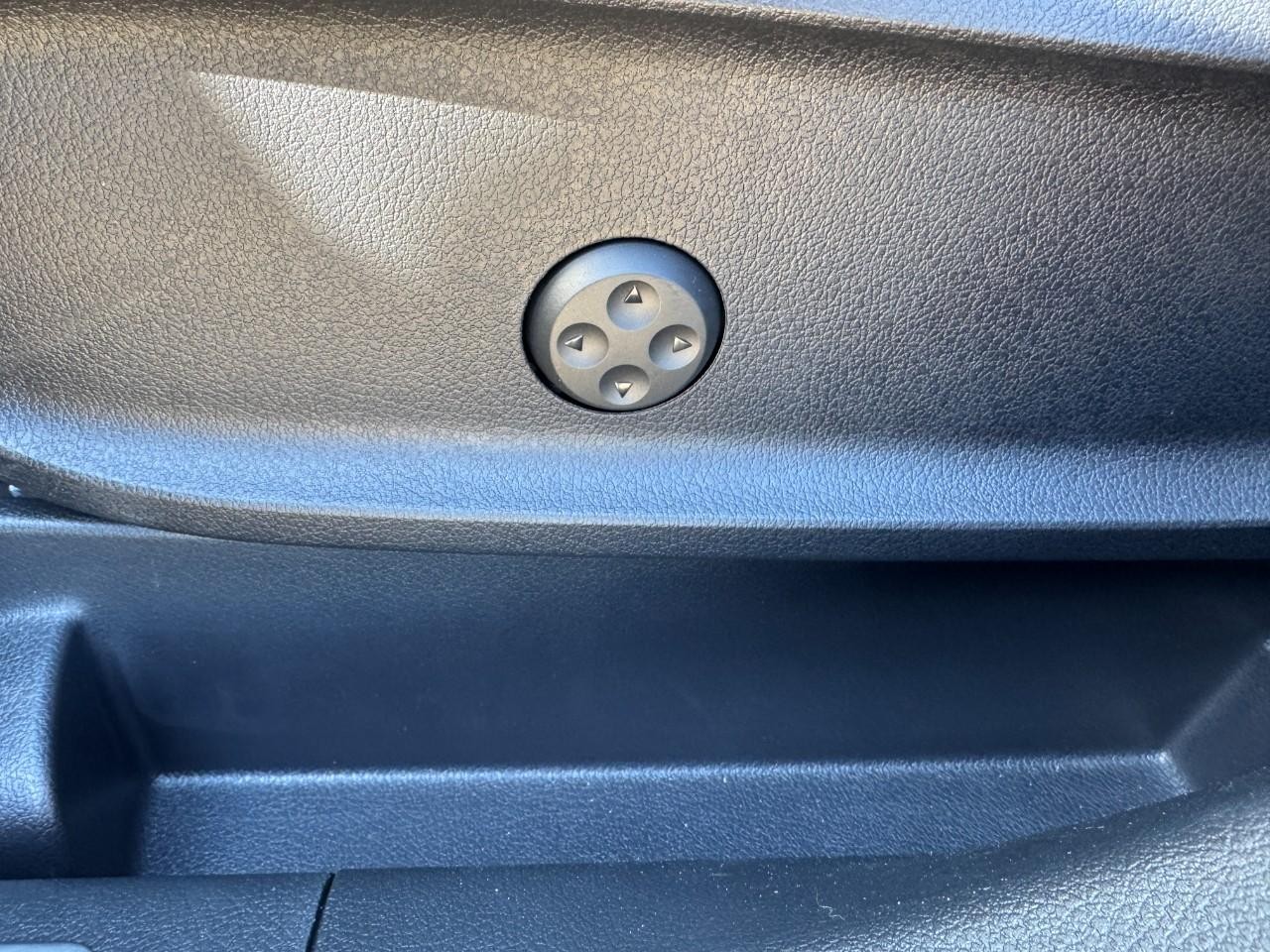 Mercedes-Benz GLB Vehicle Full-screen Gallery Image 28