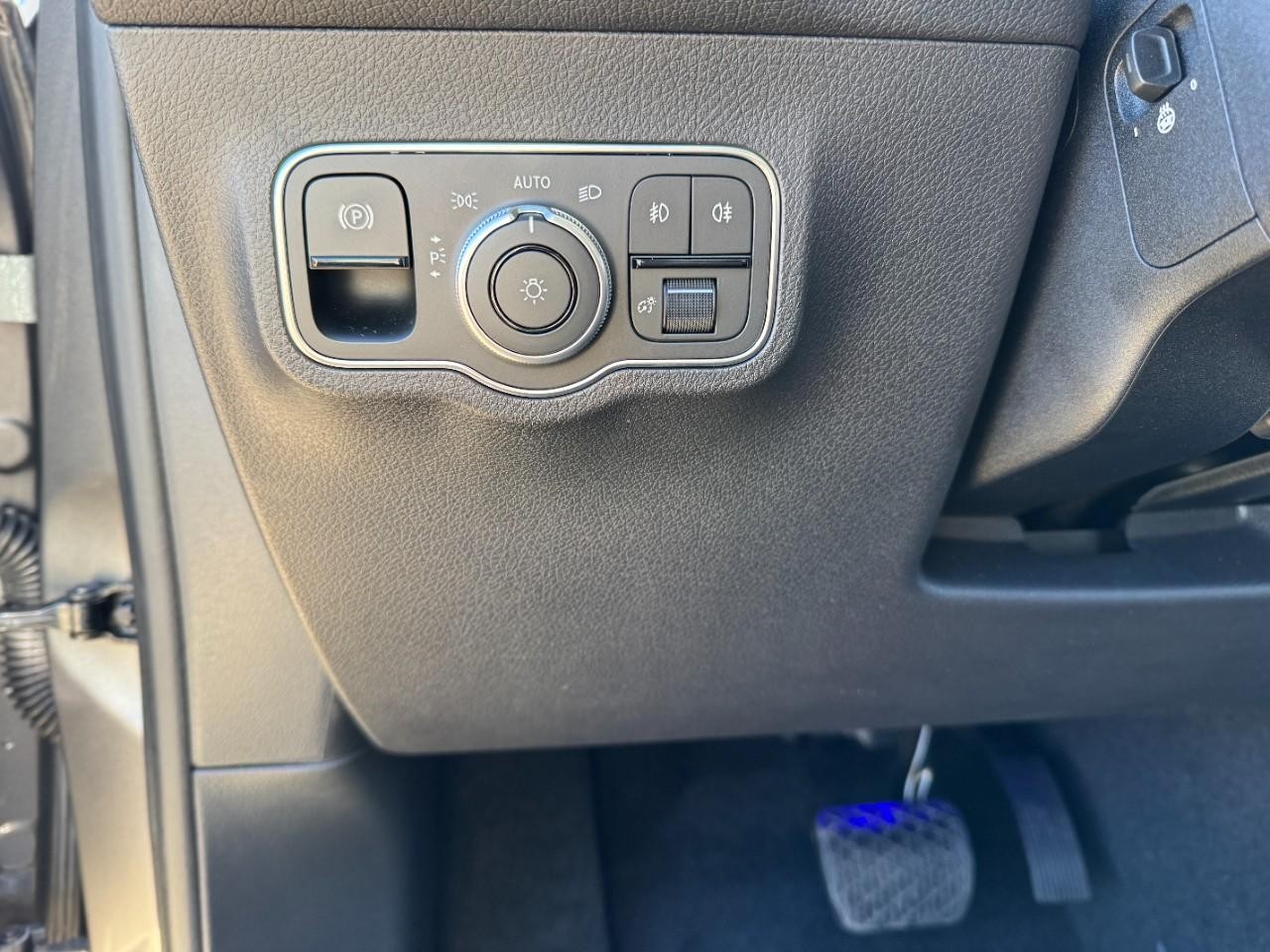 Mercedes-Benz GLB Vehicle Full-screen Gallery Image 29