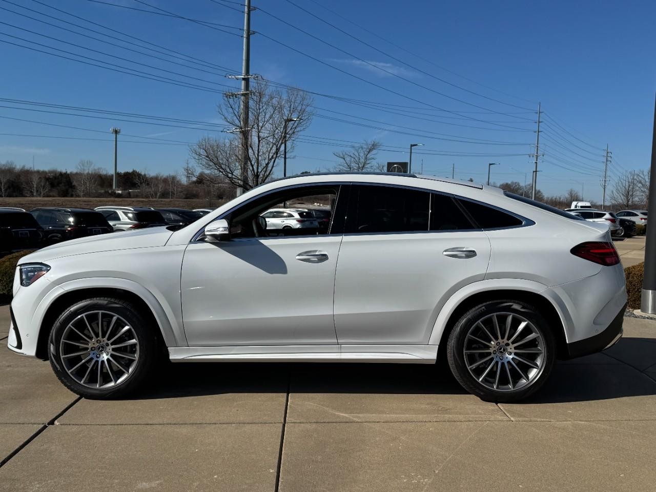 Mercedes-Benz GLE Vehicle Full-screen Gallery Image 2