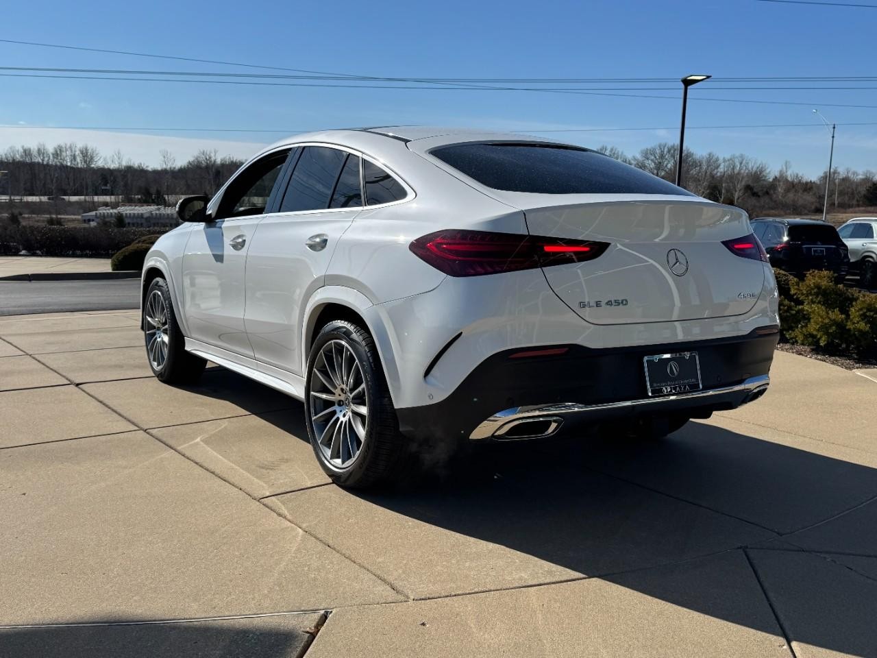 Mercedes-Benz GLE Vehicle Full-screen Gallery Image 3