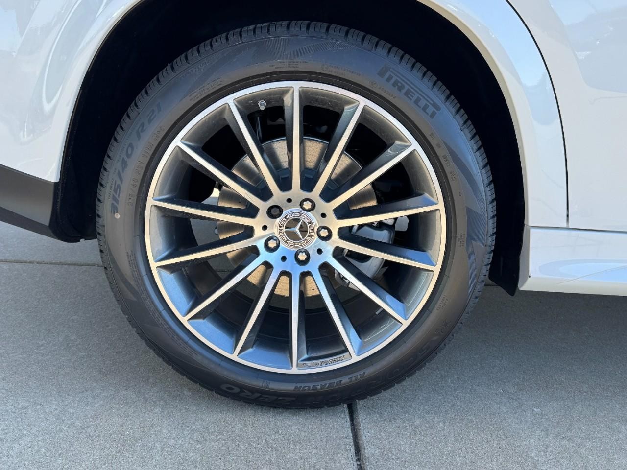 Mercedes-Benz GLE Vehicle Full-screen Gallery Image 5