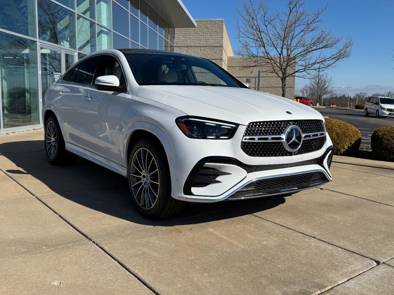 Mercedes-Benz GLE Vehicle Full-screen Gallery Image 6