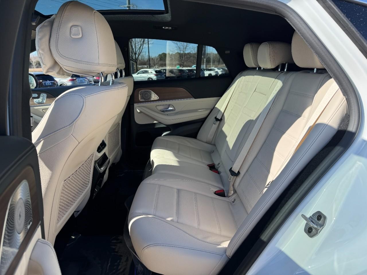 Mercedes-Benz GLE Vehicle Full-screen Gallery Image 8