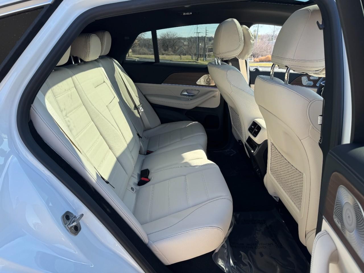 Mercedes-Benz GLE Vehicle Full-screen Gallery Image 10