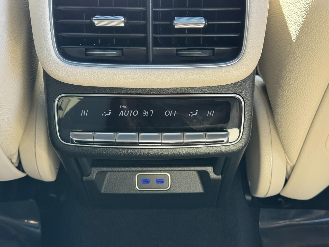 Mercedes-Benz GLE Vehicle Full-screen Gallery Image 11