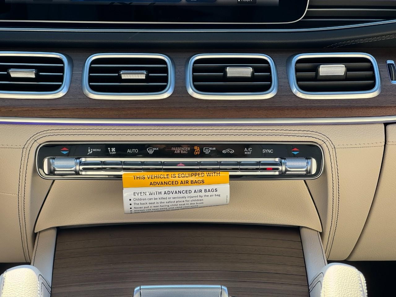 Mercedes-Benz GLE Vehicle Full-screen Gallery Image 16