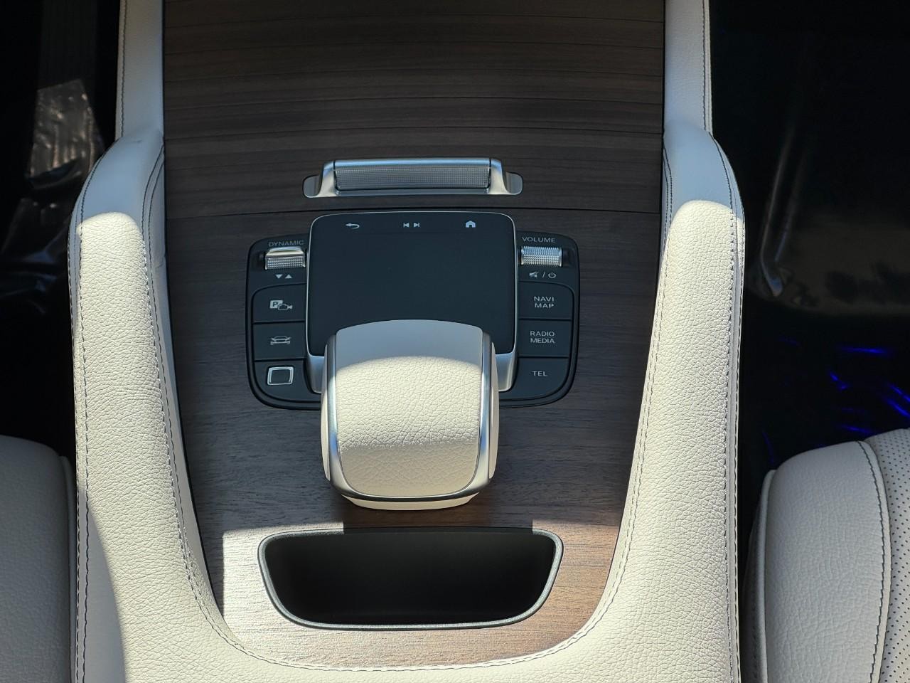 Mercedes-Benz GLE Vehicle Full-screen Gallery Image 17