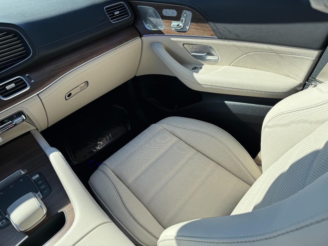 Mercedes-Benz GLE Vehicle Full-screen Gallery Image 18