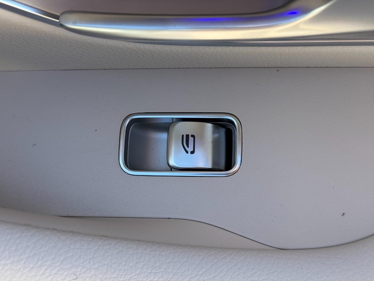 Mercedes-Benz GLE Vehicle Full-screen Gallery Image 23