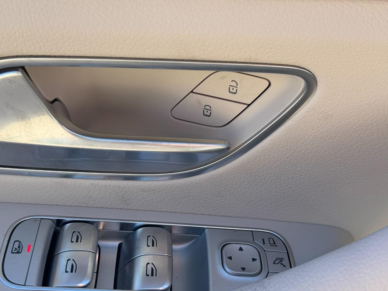 Mercedes-Benz GLE Vehicle Full-screen Gallery Image 26