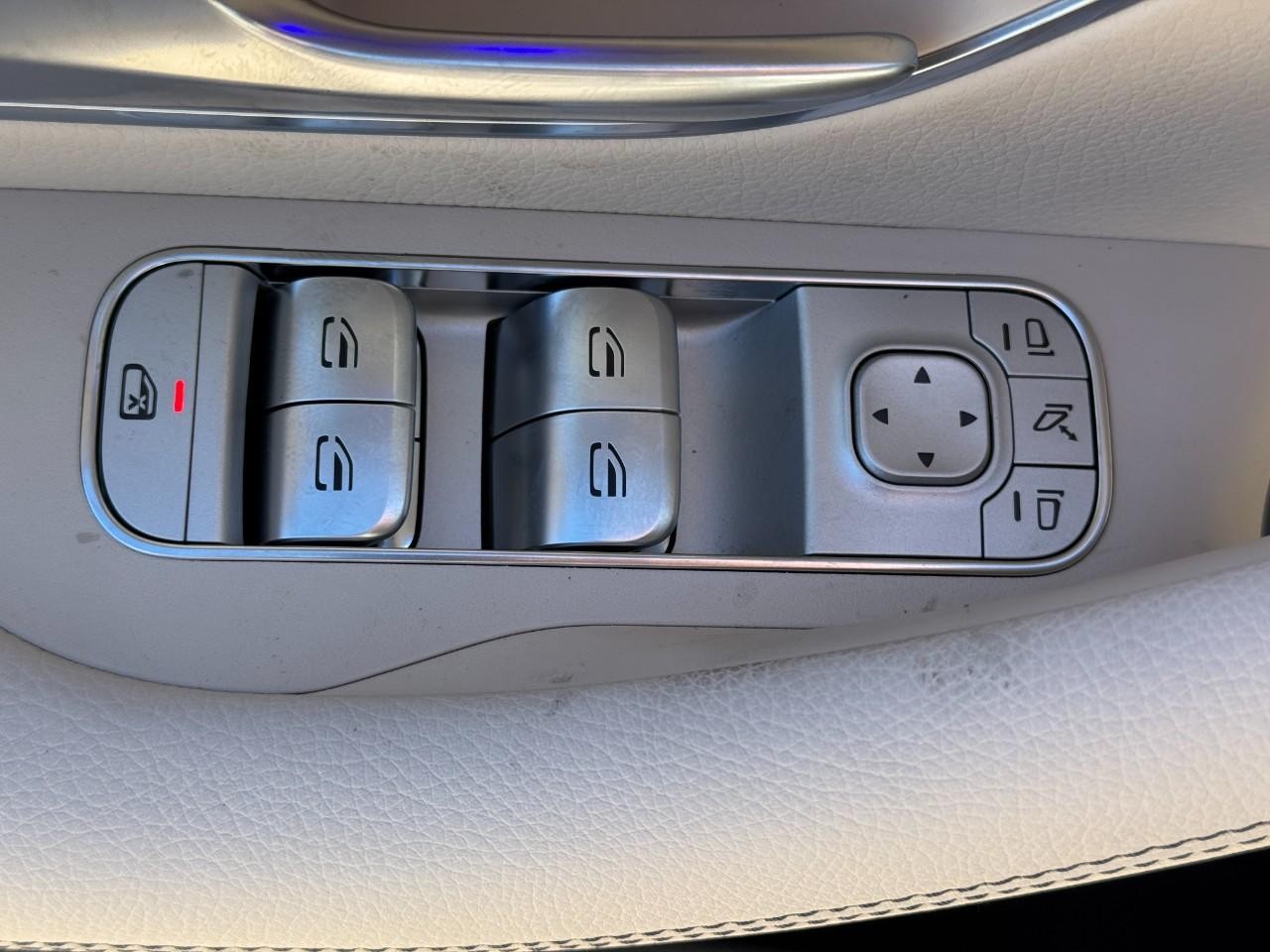 Mercedes-Benz GLE Vehicle Full-screen Gallery Image 27