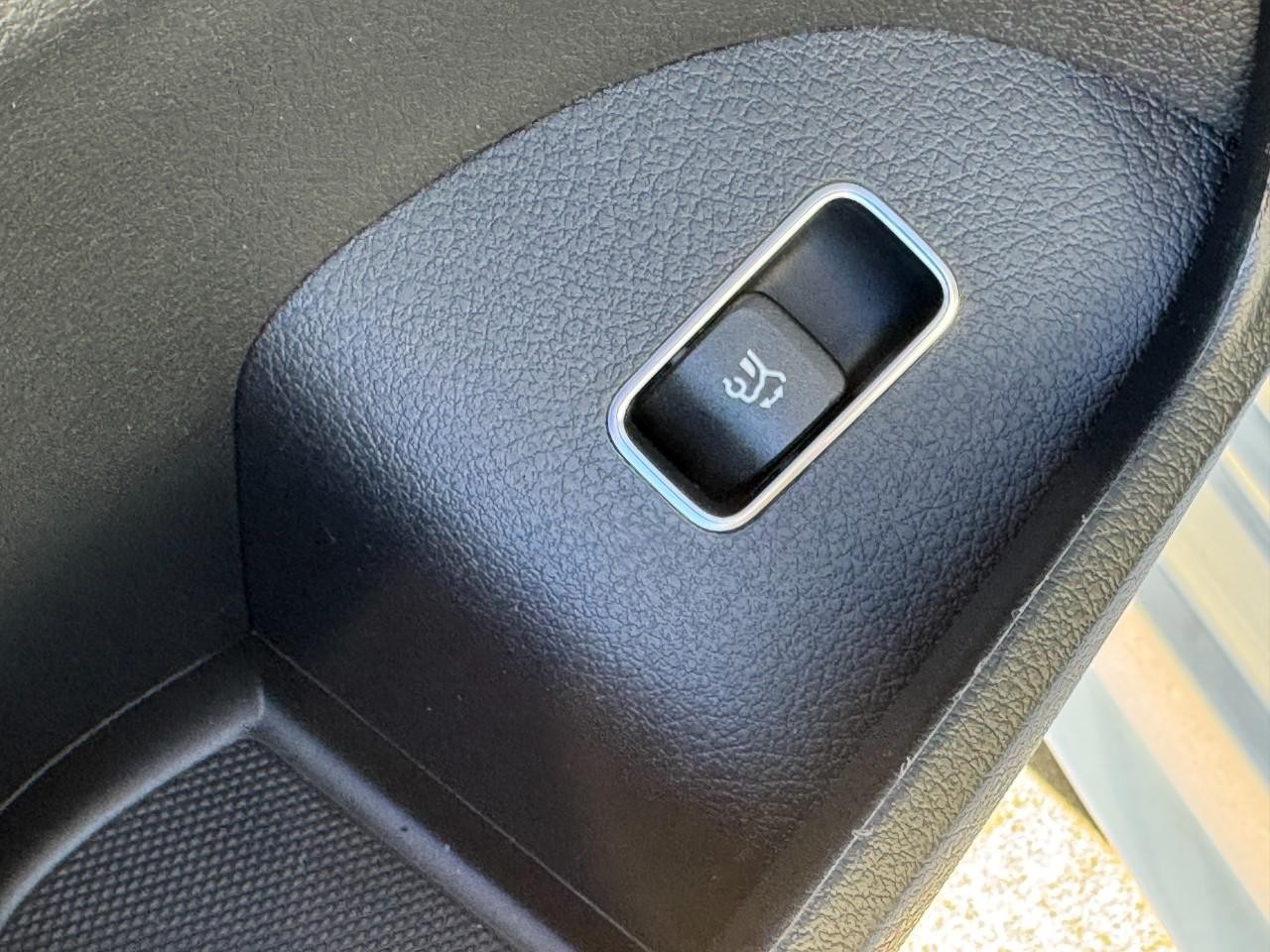 Mercedes-Benz GLE Vehicle Full-screen Gallery Image 28