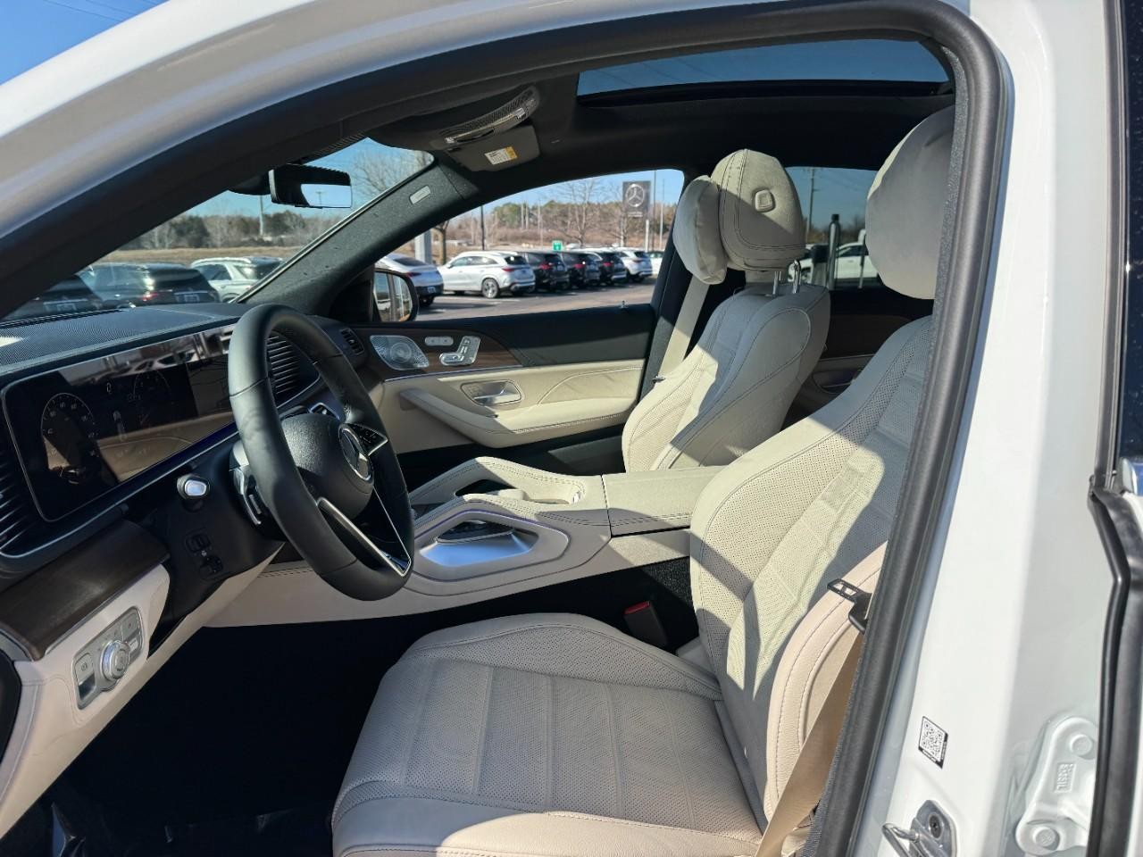 Mercedes-Benz GLE Vehicle Full-screen Gallery Image 29