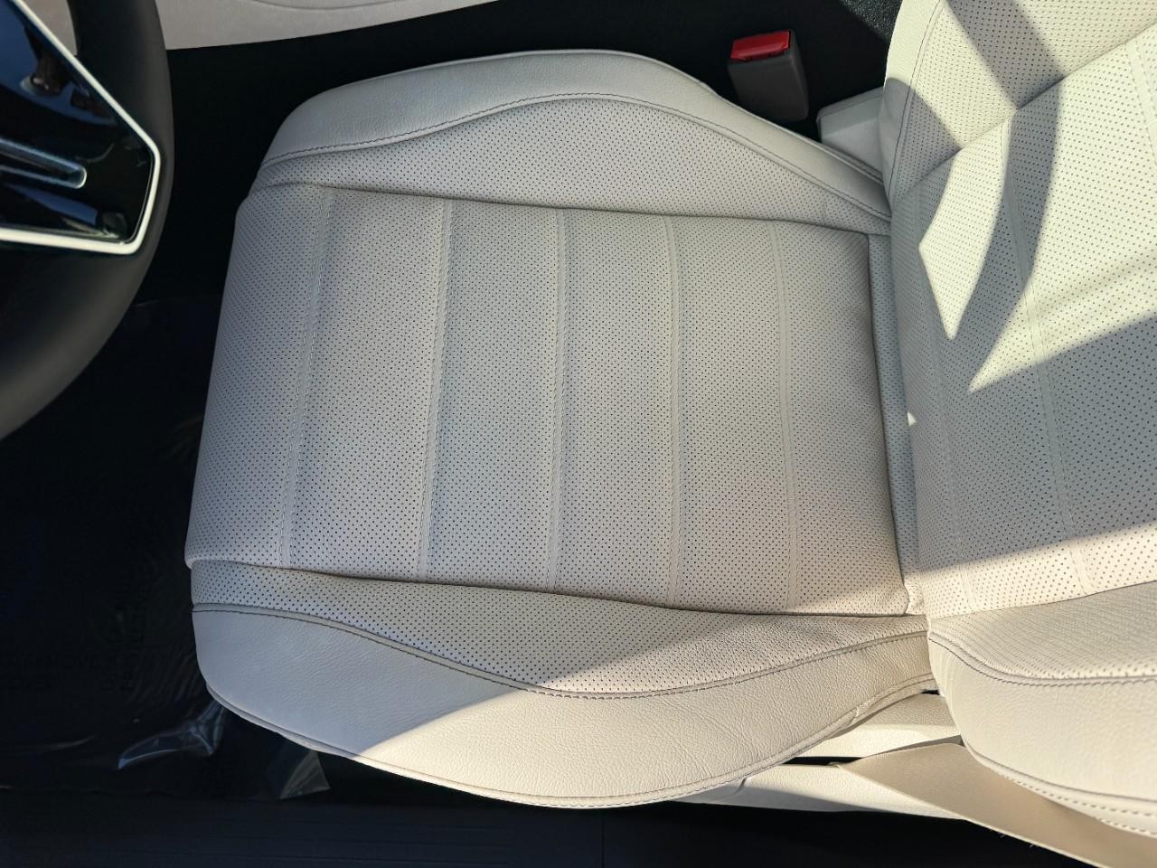 Mercedes-Benz GLE Vehicle Full-screen Gallery Image 30