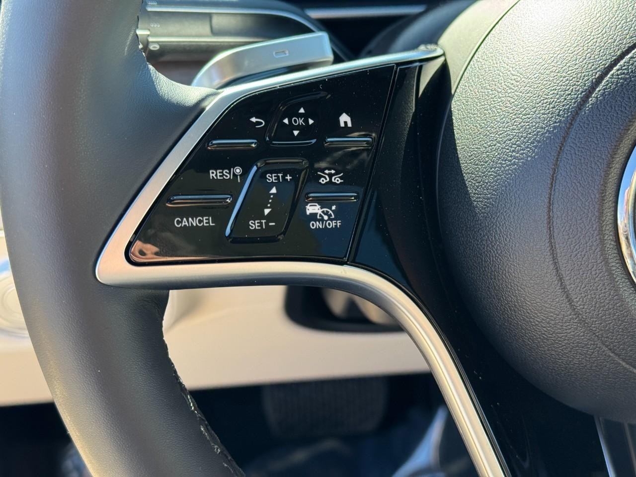 Mercedes-Benz GLE Vehicle Full-screen Gallery Image 32