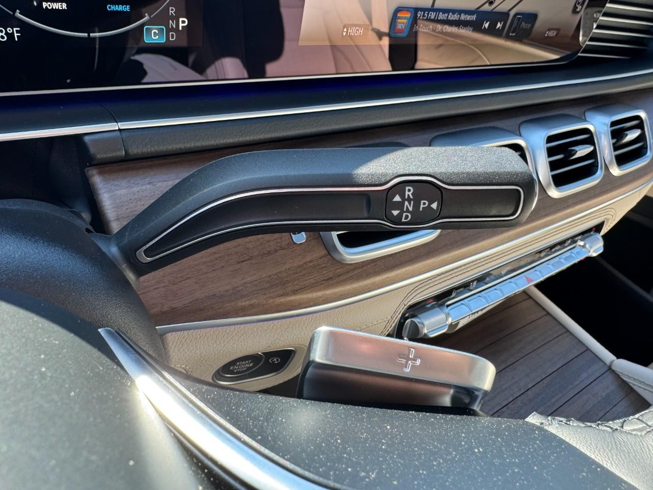 Mercedes-Benz GLE Vehicle Full-screen Gallery Image 35