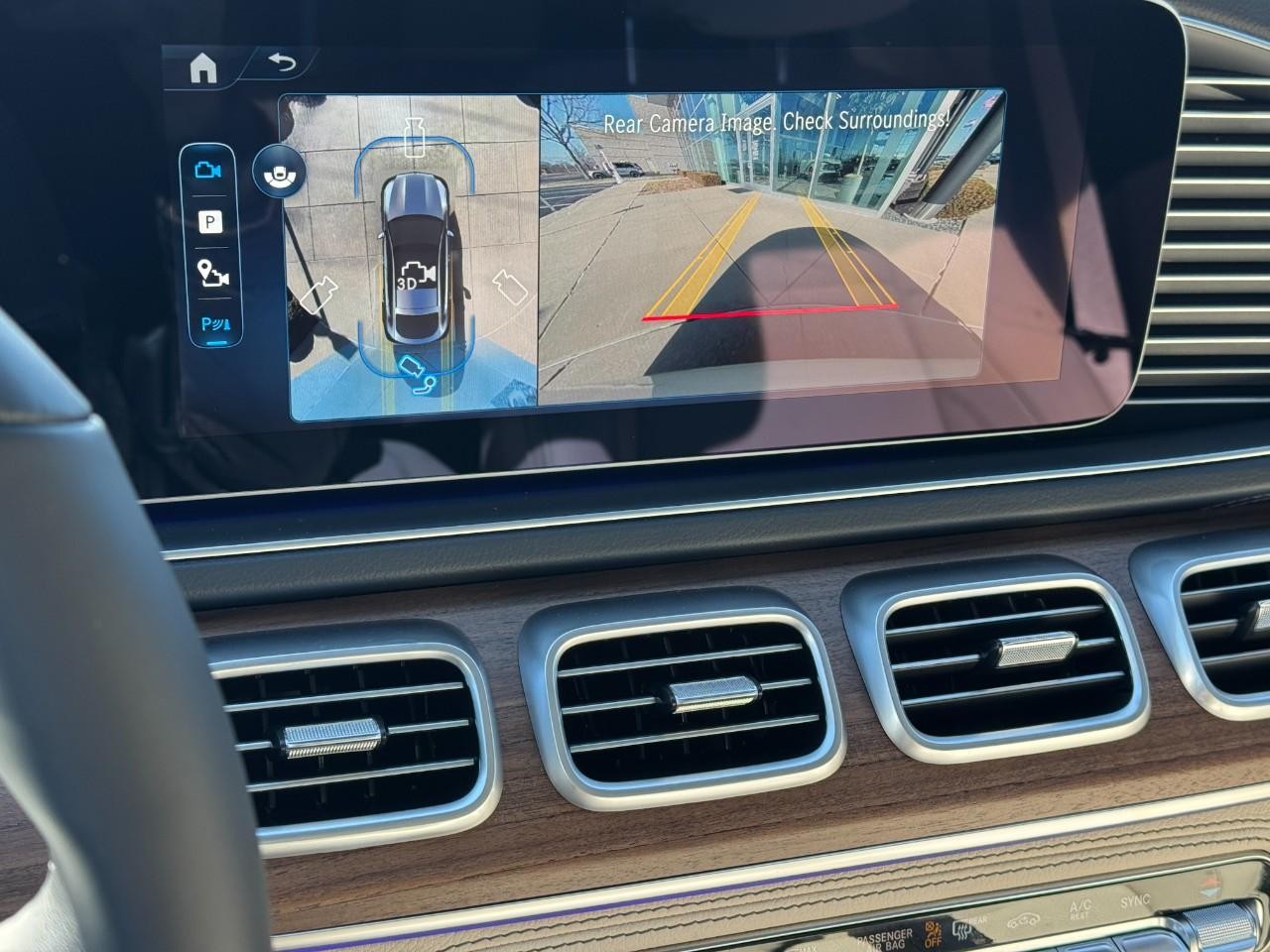 Mercedes-Benz GLE Vehicle Full-screen Gallery Image 36