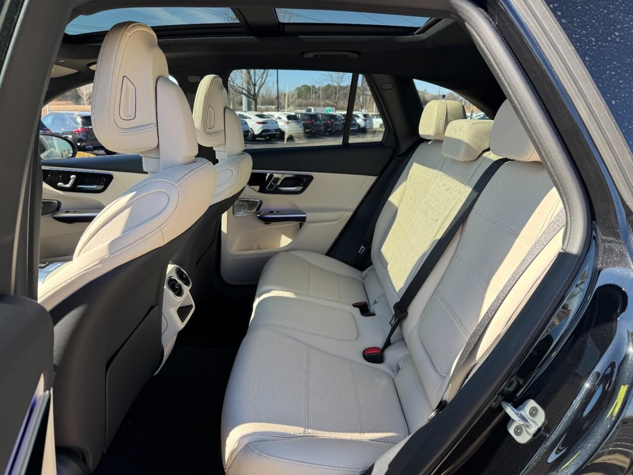 Mercedes-Benz GLC Vehicle Full-screen Gallery Image 8